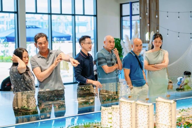 Nhà đầu tư trải nghiệm sa bàn dự án Blanca City